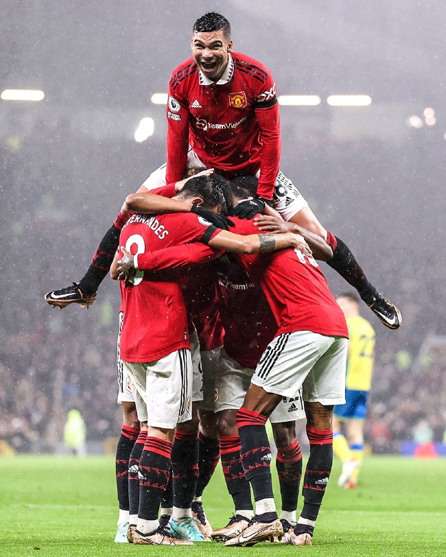 一个在足球 一个在足球